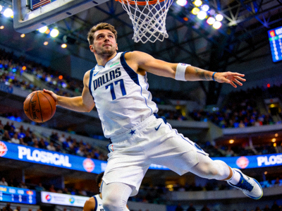 篮球运动员卢卡·东契奇在NBA比赛中后仰跳投的帅气画面